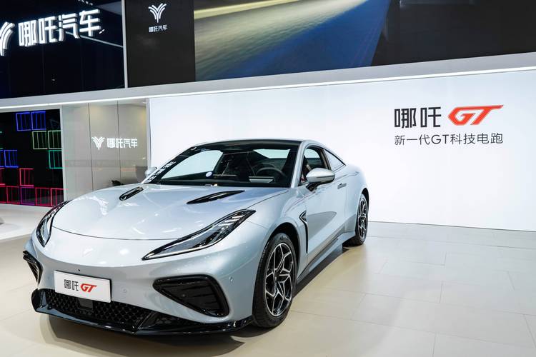 惠州156哪吒汽车在智能汽车领域的表现，领途汽车在新能源汽车市场中的影响力